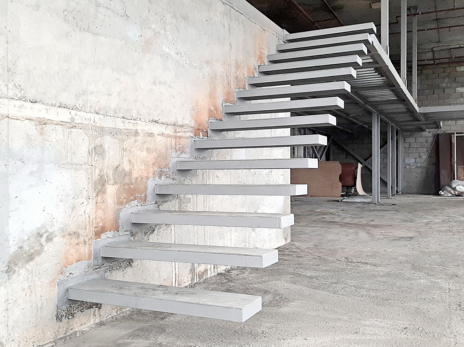 Изготовление и монтаж дизайнерской лестницы с односторонней опорой ступеней