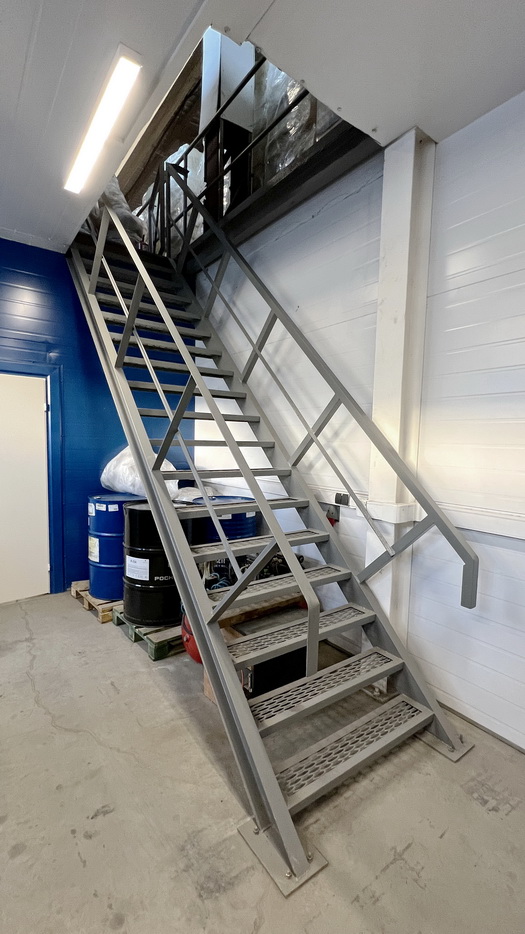 Изготовление и монтаж металлической лестницы в производственном комплексе