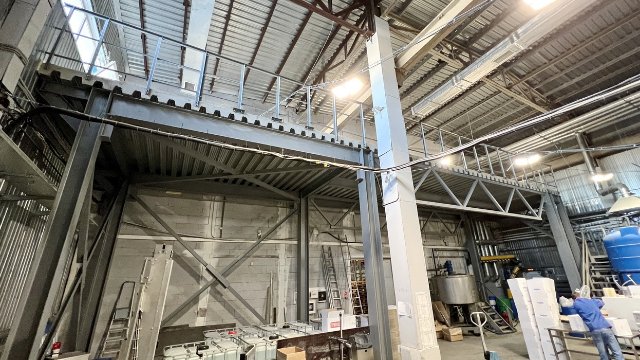 Монтаж антресольного этажа в производственном комплексе